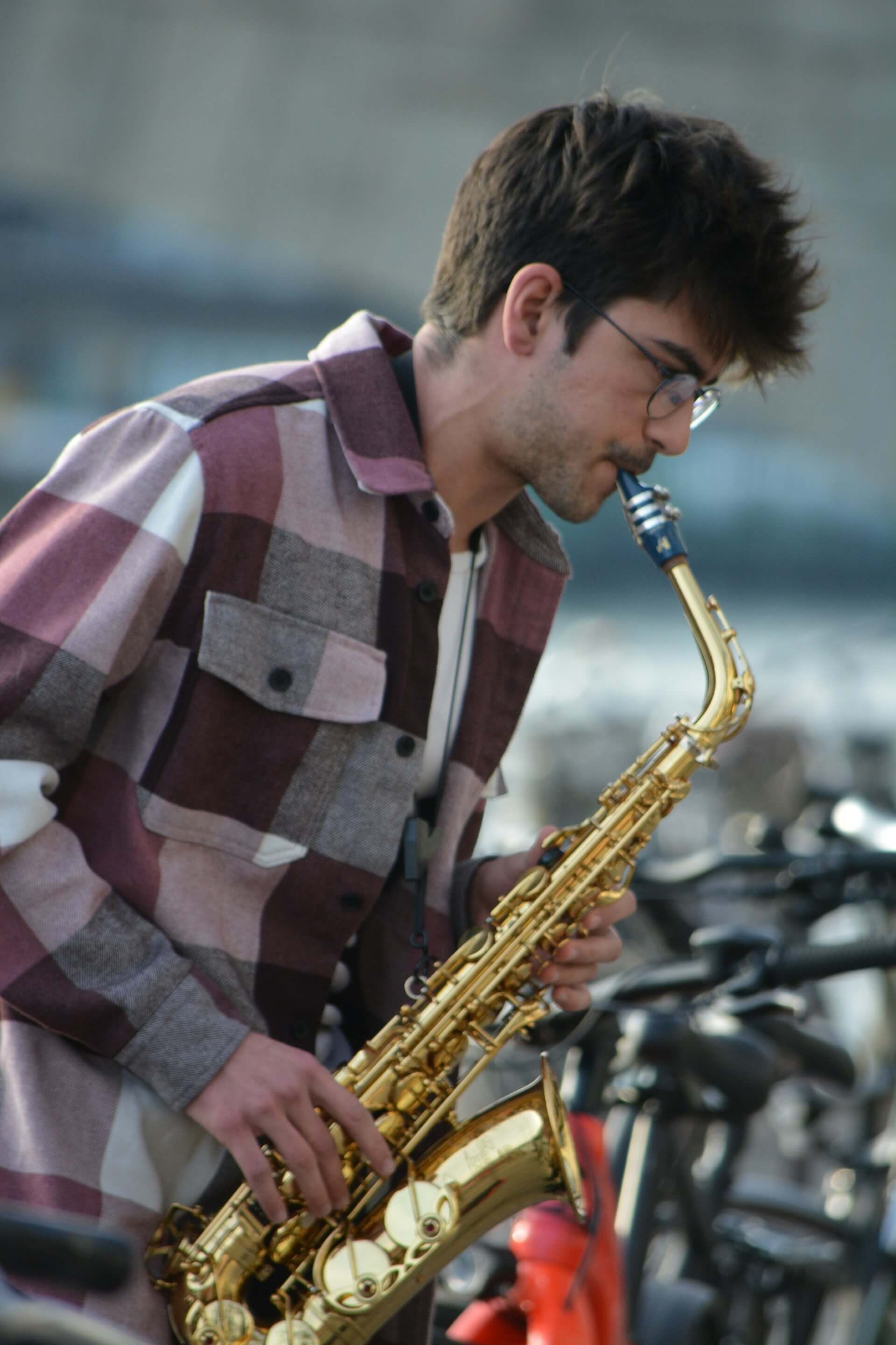 Saxofonist Anders framför klassisk repertoar på scen