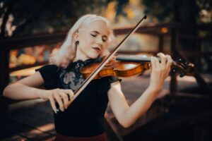 Fiolduon Violinas ena fiolspelare på scen.