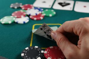 Spelar som spelar poker vid ett hyrt pokerbord.